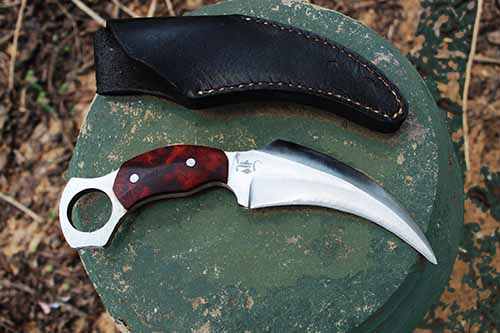 Karambit with finger hole