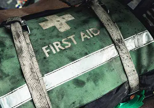 build an emergency first aid kit