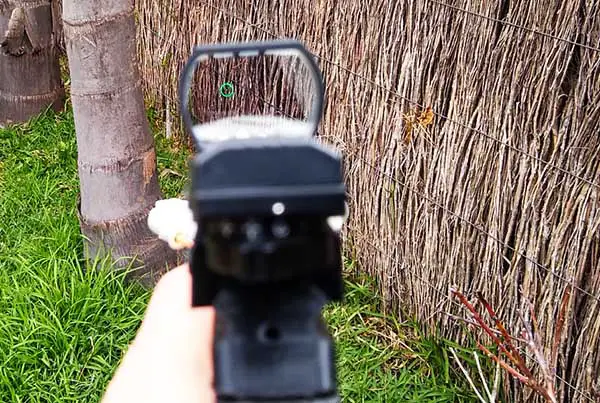 Adderini slingbowq with a green dot sight